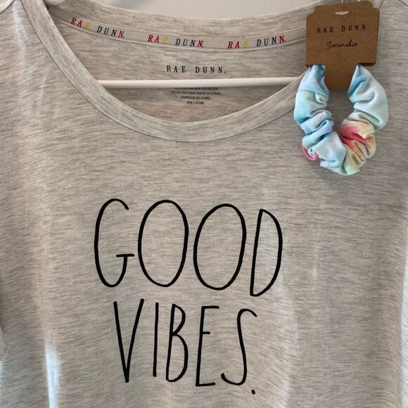 Rae Dunn Good Vibes Short Sleeve Shirt with Scrunchie Size Large NWT Gift - Picture 4 of 8